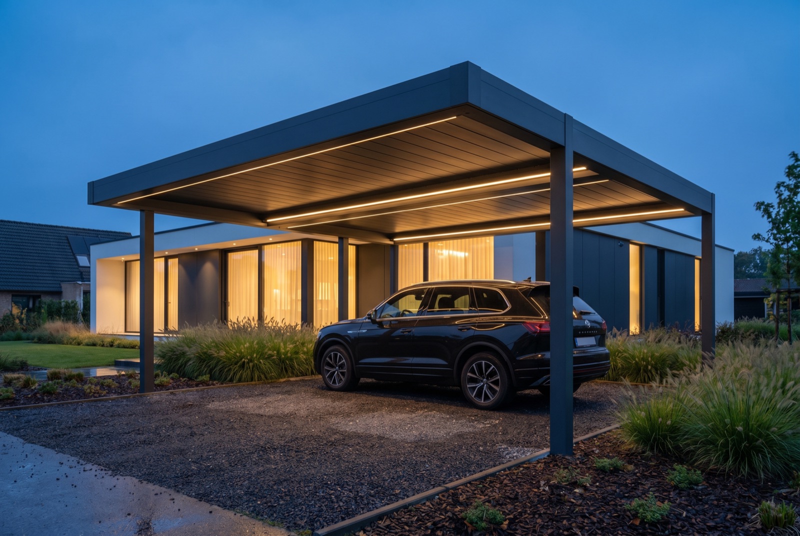 Aluminium-Carport von Rossel Alusysteme — anthrazit pulverbeschichtet mit LED-Beleuchtung