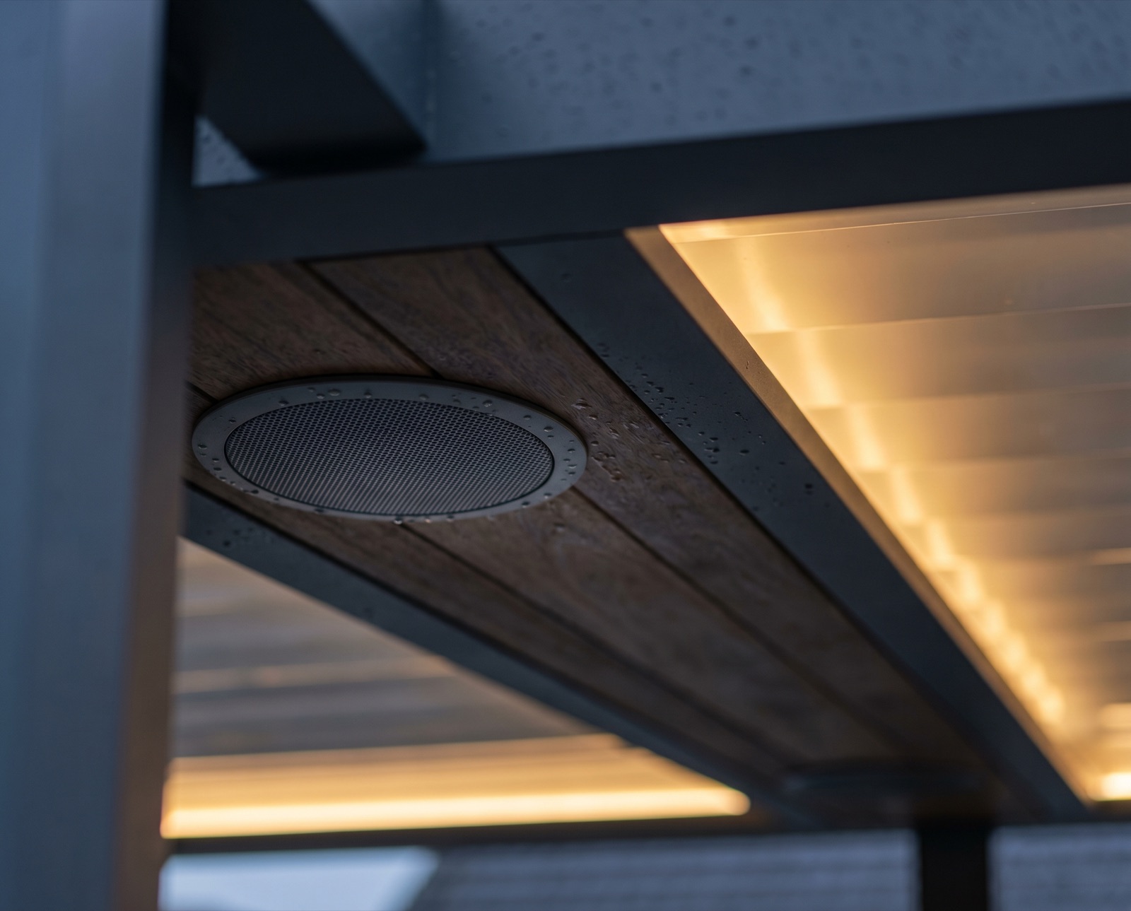 Bluetooth-Mikrolautsprecher in Aluminium-Profil integriert